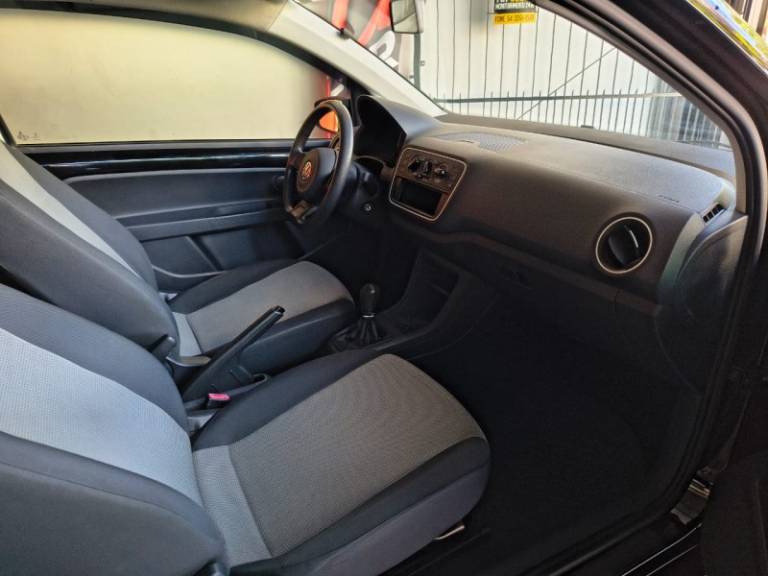 VOLKSWAGEN - UP - 2014/2015 - Preta - R$ 29.900,00