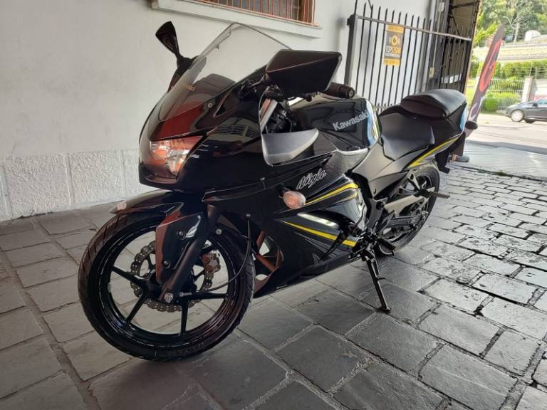 KAWASAKI - NINJA 250R - 2012/2012 - Preta - R$ 16.000,00
