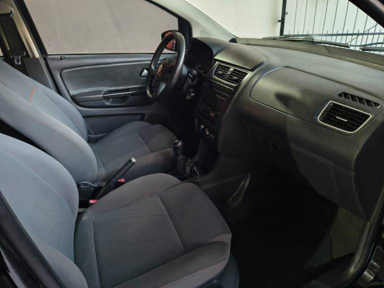 VOLKSWAGEN - FOX - 2012/2012 - Preta - R$ 34.890,00