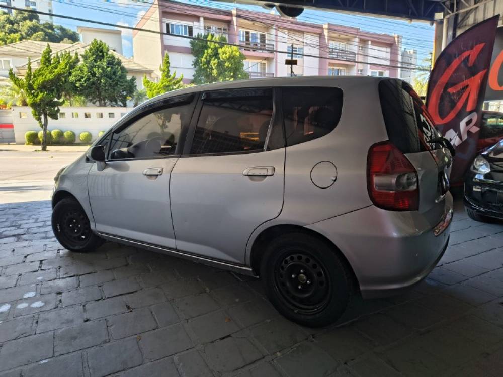 HONDA - FIT - 2004/2005 - Prata - R$ 26.900,00
