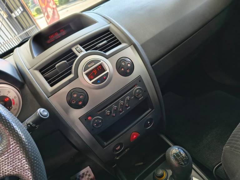RENAULT - MÉGANE - 2011/2011 - Branca - R$ 29.900,00