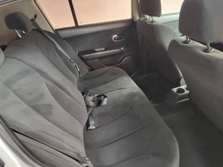 NISSAN - TIIDA - 2010/2010 - Prata - R$ 27.500,00
