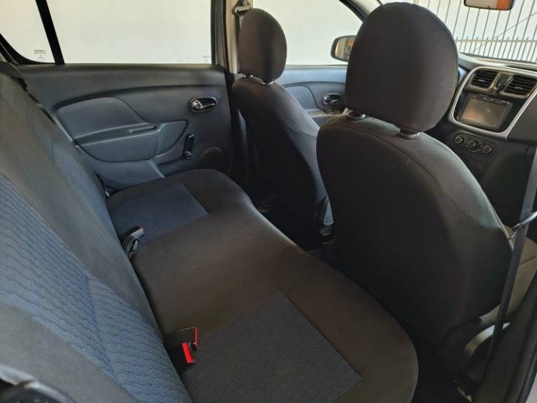 RENAULT - SANDERO - 2015/2015 - Prata - R$ 41.900,00