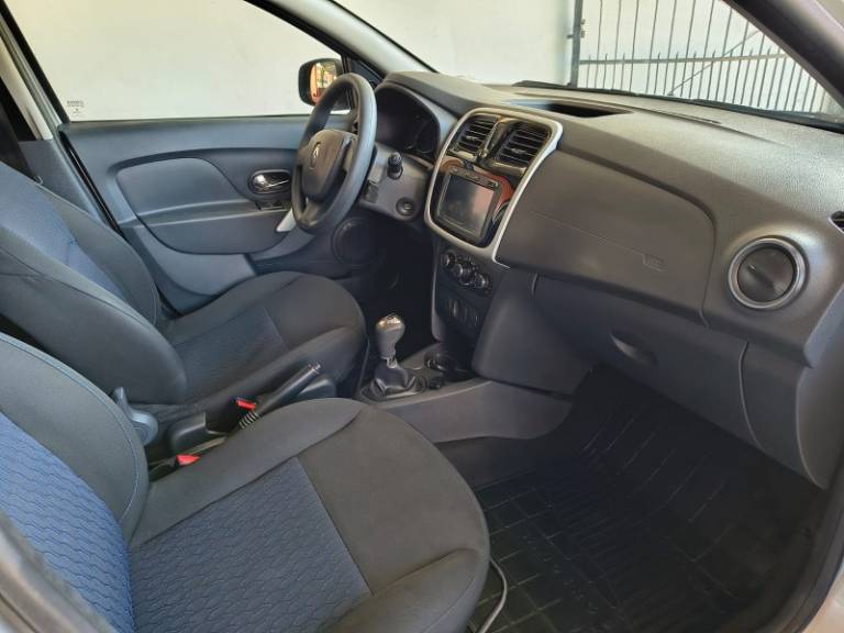 RENAULT - SANDERO - 2015/2015 - Prata - R$ 41.900,00