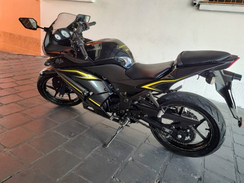 KAWASAKI - NINJA 250R - 2012/2012 - Preta - R$ 16.000,00