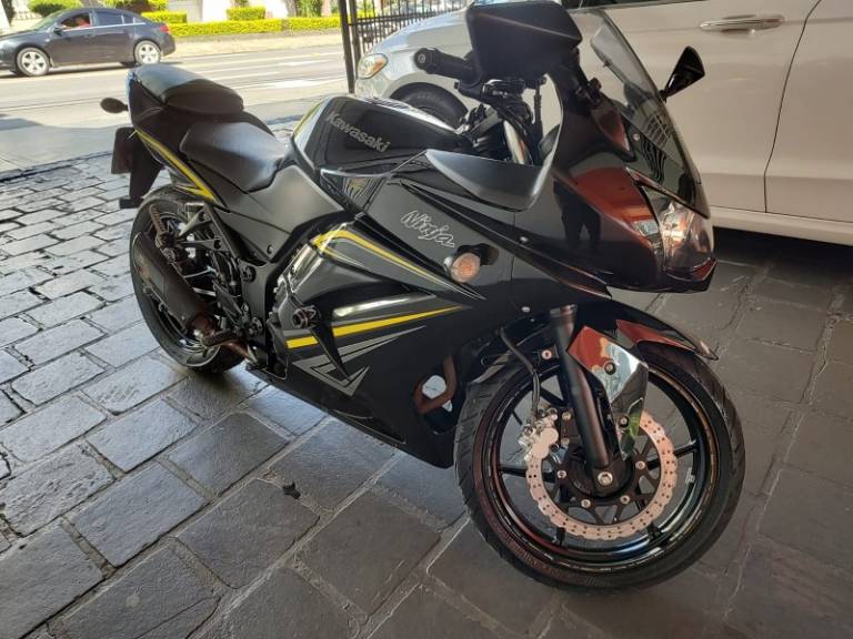 KAWASAKI - NINJA 250R - 2012/2012 - Preta - R$ 16.000,00