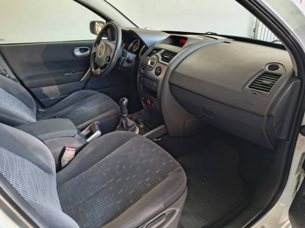 RENAULT - MÉGANE - 2011/2011 - Branca - R$ 29.900,00