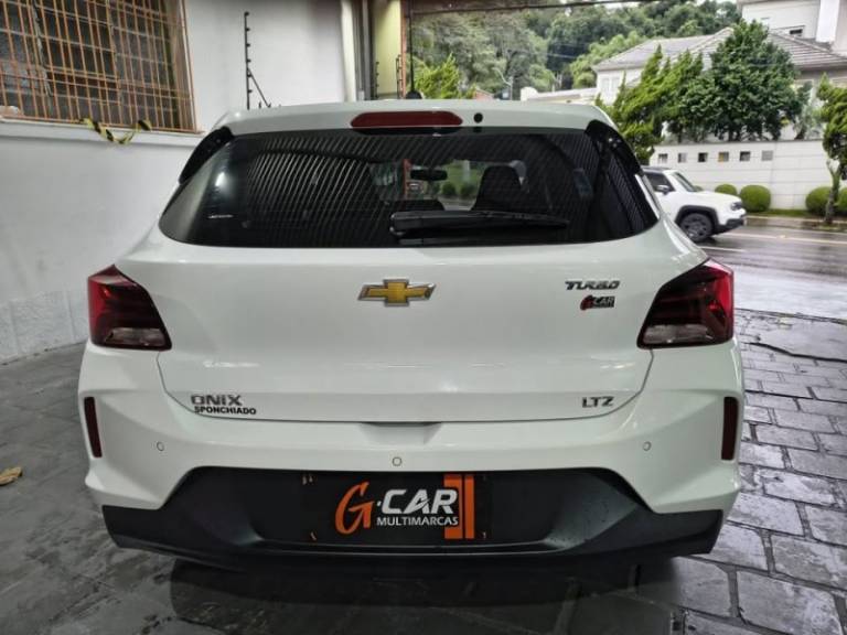 CHEVROLET - ONIX - 2022/2022 - Branca - R$ 77.500,00