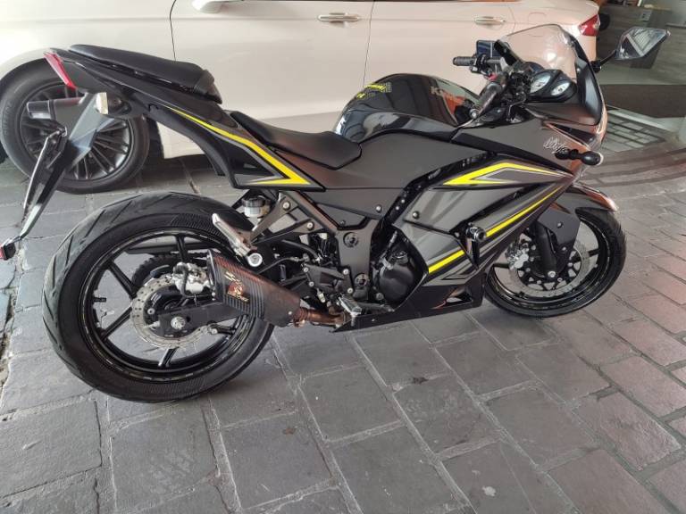 KAWASAKI - NINJA 250R - 2012/2012 - Preta - R$ 16.000,00