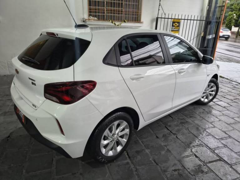 CHEVROLET - ONIX - 2022/2022 - Branca - R$ 77.500,00