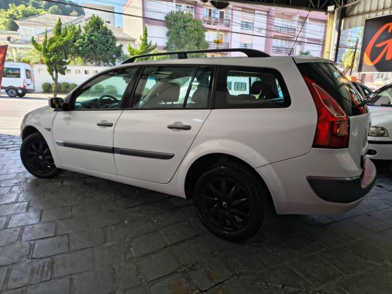 RENAULT - MÉGANE - 2011/2011 - Branca - R$ 29.900,00