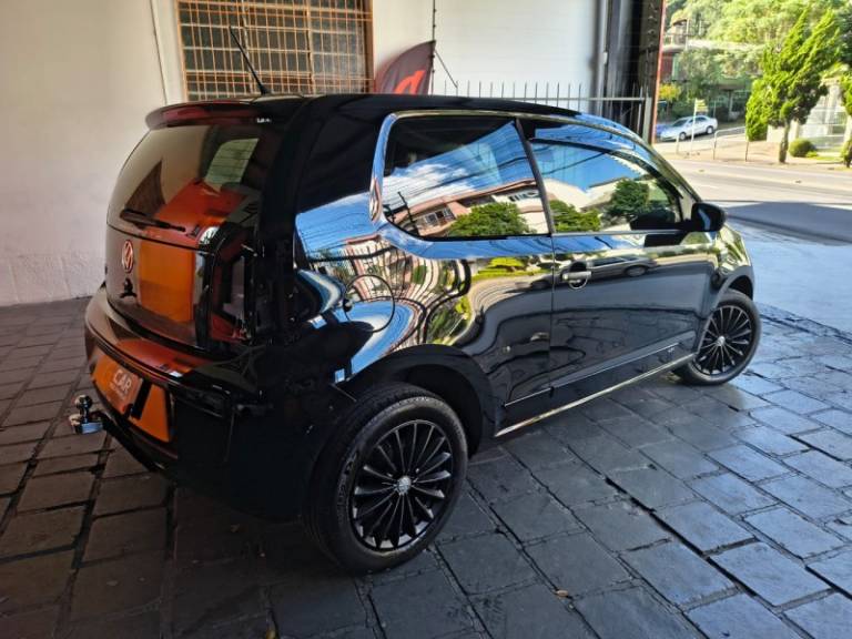 VOLKSWAGEN - UP - 2014/2015 - Preta - R$ 29.900,00