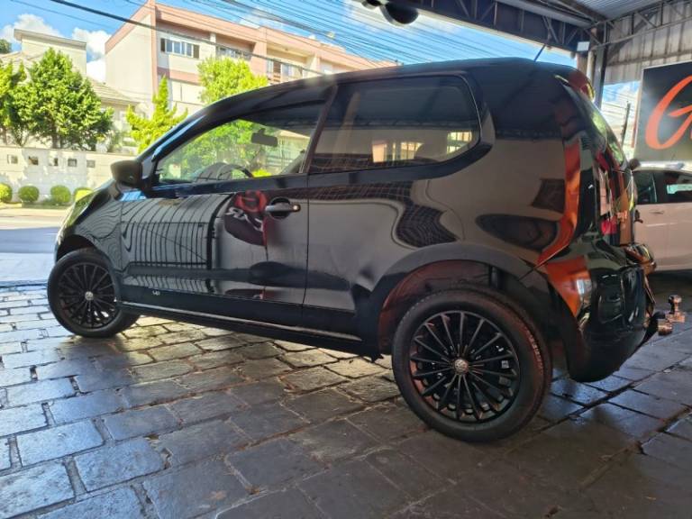 VOLKSWAGEN - UP - 2014/2015 - Preta - R$ 29.900,00