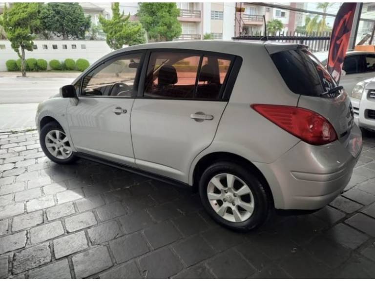 NISSAN - TIIDA - 2010/2010 - Prata - R$ 27.500,00